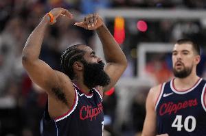 專注喂餅！哈登半場僅3次出手命中1球 送10次助攻另有3分5籃板