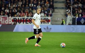 施洛特貝克：塔很出色在場上非常善于溝通 我們互補得很好