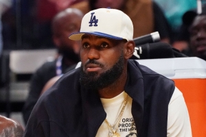 隊(duì)記：湖人對(duì)詹姆斯的傷情僅是輕微擔(dān)憂 他本就計(jì)劃緩慢提升狀態(tài)