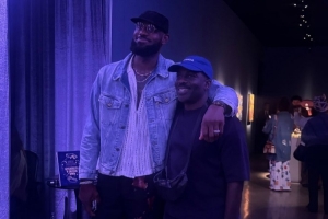 詹姆斯曬與畫家合影：恭喜我的兄弟！我為你無比驕傲 感謝邀請