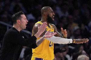 雷迪克：還有一周時(shí)間來確定首發(fā)5人組 詹姆斯缺陣讓這變得更復(fù)雜