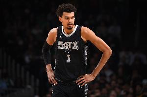 填滿數據欄！文班亞馬13中7砍27分11板4助3斷1帽 7次失誤全場最多