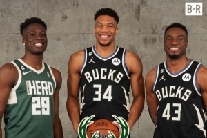 雄鹿此前已經有3名雙向球員 要裁掉一個才能簽下字母弟