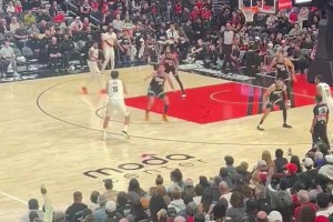 全場(chǎng)球迷都炸了！楊瀚森背運(yùn)過人轉(zhuǎn)身上籃打進(jìn)，簡(jiǎn)直就是小約基奇