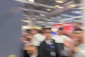 自己玩梗！中國球迷教杰倫-格林用中文說：護(hù)林員，牛逼！