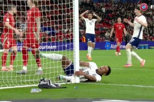 太痛了！沃特金斯包抄空門沒有打進(jìn)，大腿直接撞到立柱痛苦倒地！