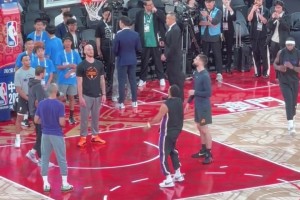 NBA中國賽現場，球迷捕捉到布克賽前熱身訓練