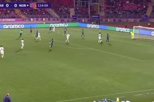 真愛粉！老佛爺向他人展示泰勒-斯威夫特在伯納烏開演唱會的片段