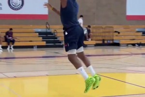 快船公開訓練營哈登展示武器庫 最后還玩了一手金雞獨立