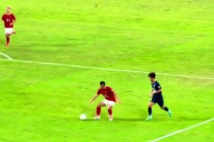 贛超奇葩一幕：防守球員圓規式護球被判點，痛苦捶地臥草