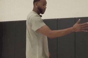 氛圍真好！官方吐槽：獨行俠球員眼里的小編平常是什么樣子的？