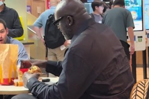 網(wǎng)友麥當(dāng)勞拍到奧尼爾：這是吃的小無霸和小薯?xiàng)l吧