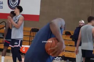 小卡這巨掌！單手從地上抓起籃球跟吸盤(pán)似的