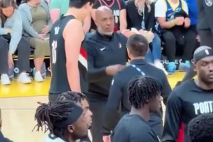 來了！楊瀚森接隊友卡馬拉傳球，雙手勉扣，拿下NBA季前首分！