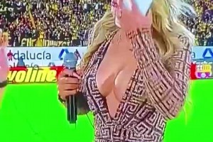 玷污足球！厄瓜多爾女主持人穿著暴露遭批