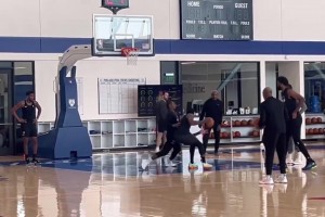 后生可畏啊！76人隊(duì)內(nèi)單挑，喬治被馬克西頂防+大帽