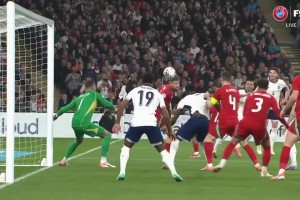 英格蘭戰術角球連續二次進攻！沃特金斯門前輕松打門得手！