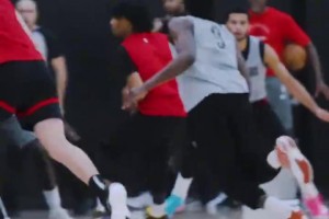 首秀不緊張！！楊瀚森賽前訓練與助教有說有笑，身旁的翻譯也忙壞了