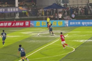 開眼了！贛超賽場奇葩一幕：球員把足球硬生生玩成橄欖球