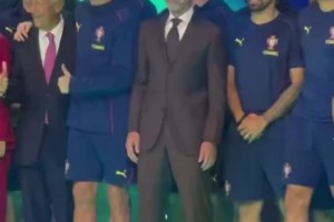 勾肩搭背C羅和葡萄牙總統關系就像好兄弟，這地位真沒誰了