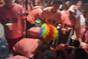 始終保持微笑！一位國米小哥在地鐵遭遇一群米蘭球迷“圍攻”