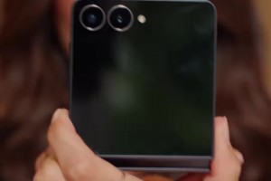 排面！約克雷斯前女友為三星折疊屏手機打廣告