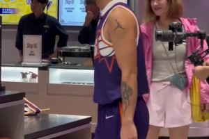 像?。【W友在澳門倫敦人偶遇到布克了 結果一開口才知道是國版哈