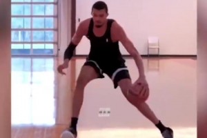 文班亞馬拜師奧拉朱旺，學習夢幻腳步