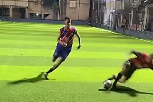 哪位吧友的踢球視頻被拍下來了