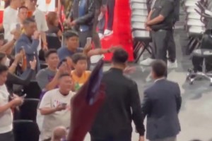 姚明現身第二場中國賽，現場歡呼聲依舊很熱烈