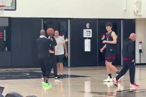 看得出來真重視比盧普斯夏聯期間曾親自講解，教楊瀚森跑位！