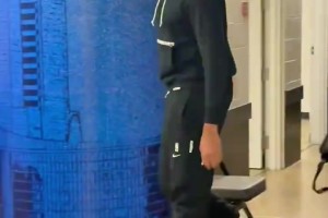 濃眉這穿搭、步伐配上這BGM，絕了