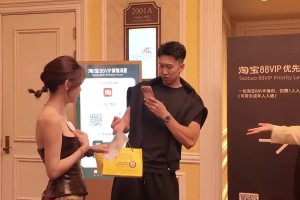 曹巖拿著禮物給美女網(wǎng)紅聶小雨送禮并拍照 網(wǎng)友身邊大喊“曹賊”