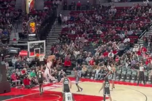 這個視角看超級帥楊瀚森以球領人，見縫插針妙傳助飛夏普??！