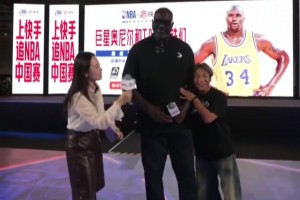 最萌身高差！當奧尼爾和宋小寶相遇，寶哥真小鳥依人！