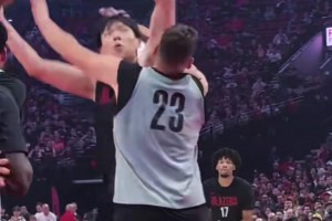 看看楊瀚森在訓(xùn)練賽中如何用腳步生吃克林根，后者根本防不住！