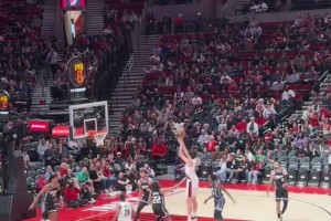 敢放空我？楊瀚森罰球線接球后，果斷選擇中距離跳投！穩穩打進！