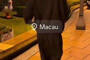 這么堅持藏球鞋的布克，也是很在乎球迷的！