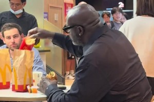 網(wǎng)友在澳門麥當(dāng)勞偶遇奧尼爾：吃漢堡跟吃月餅一樣