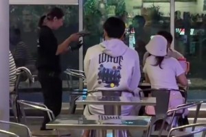 放松一下！昨日賽后，有球迷拍到楊瀚森疑似和女友外出吃燒烤！