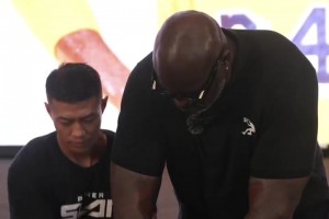 現場打假？奧尼爾現場展示單手劈磚 不費吹灰之力啊！！