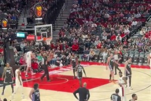 可惜沒有算啊！哨響之后，楊瀚森來了一個非常帥氣的反籃，這手活真的太好了！