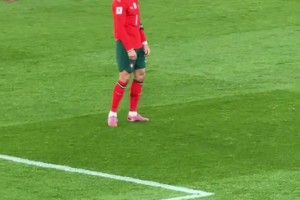 C羅情緒低落自言自語(yǔ)，B費(fèi)看見后趕緊上前擊掌鼓勁