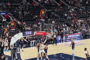 登哥這傳球真是又快又準！一記擊地妙傳助攻祖巴茨籃下打2+1！