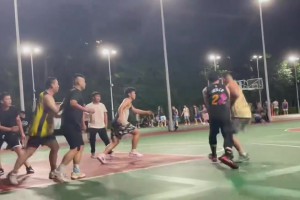 女生打3v3比賽，這位穿紅短褲的女生實(shí)在太搶眼了吧