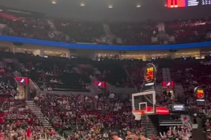 楊瀚森這身高這臂展簡直遮天蔽日！直接輕松大帽對手！