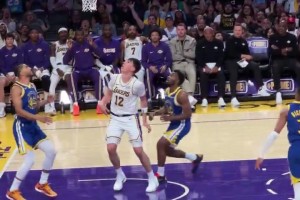 拉拉維亞上空籃兩次不中，幸虧后面補進！老詹從想抱頭變鼓掌