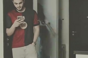 懂事的皇馬女友默默換上了巴薩球衣，這才是好情侶